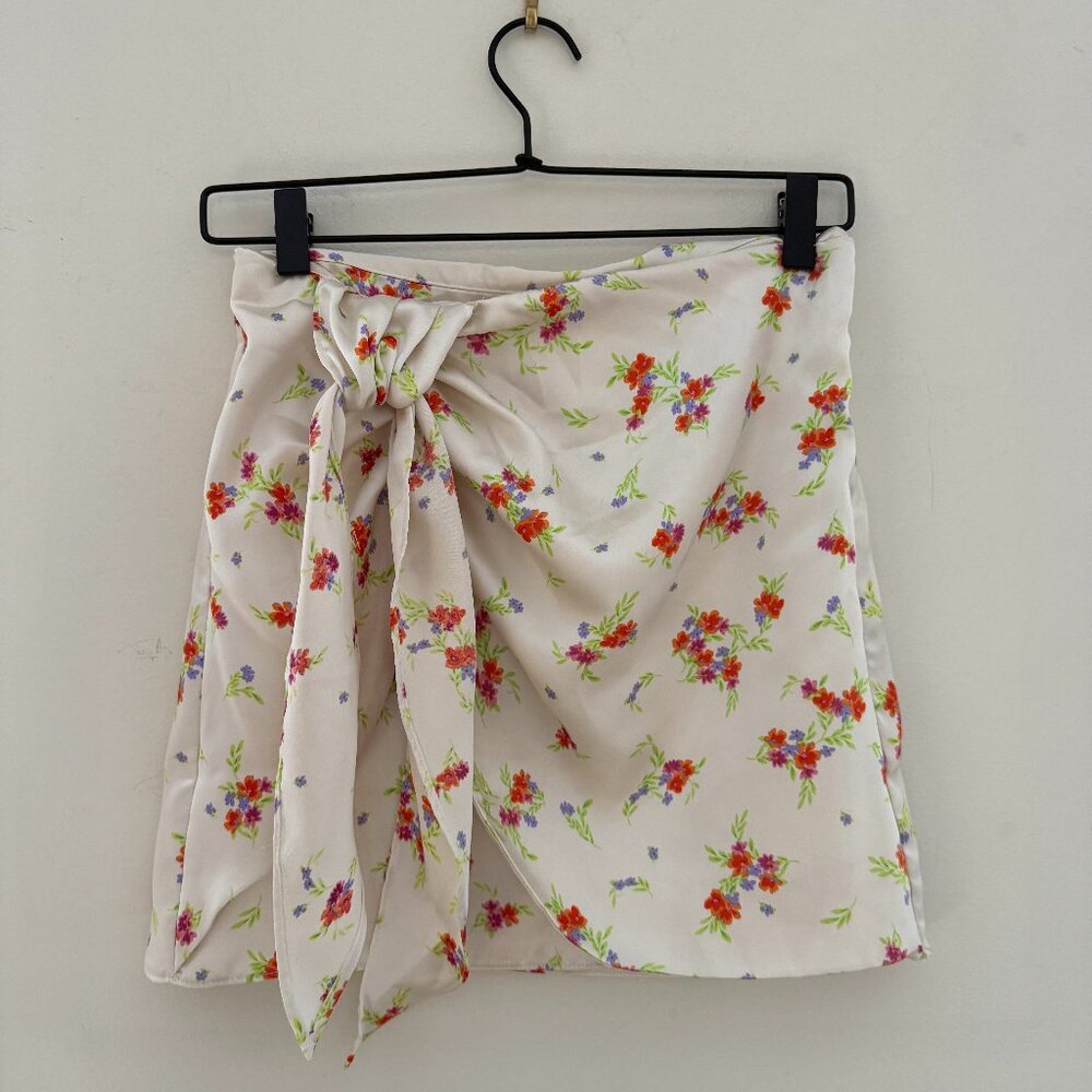 Zara Floral White Floral Satin Mini Skirt Women's Size Small with Bow Details
